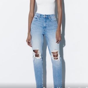 RIPPED HIGH RISE TRF MOM JEANS